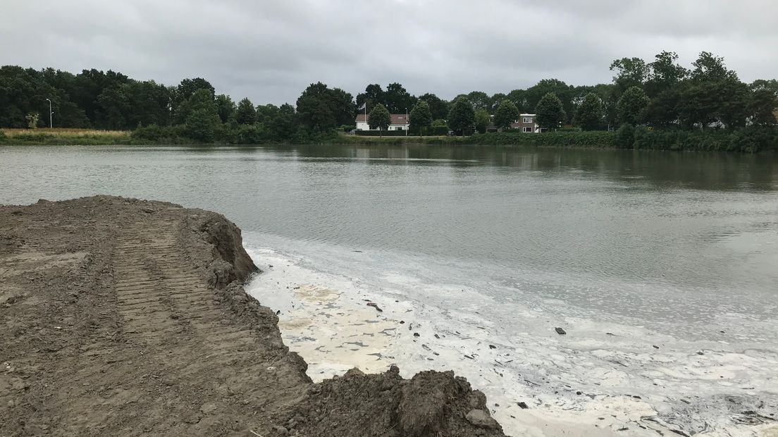 Door de bodem op te hogen, hoopt de gemeente de stank voorgoed weg te krijgen