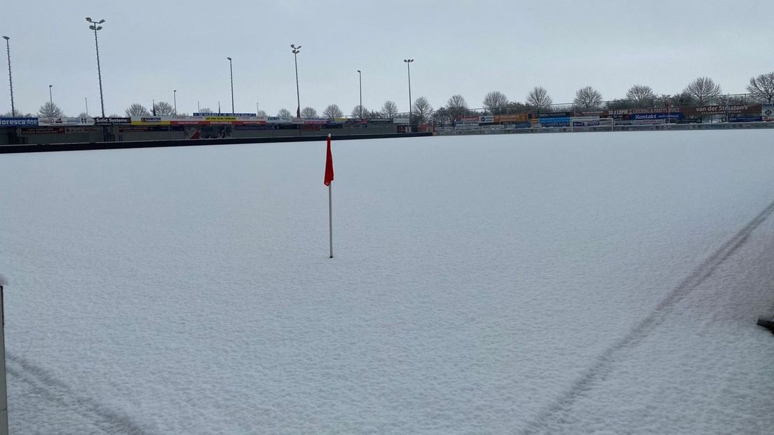 Het veld van Kozakken Boys ligt onder een laag sneeuw