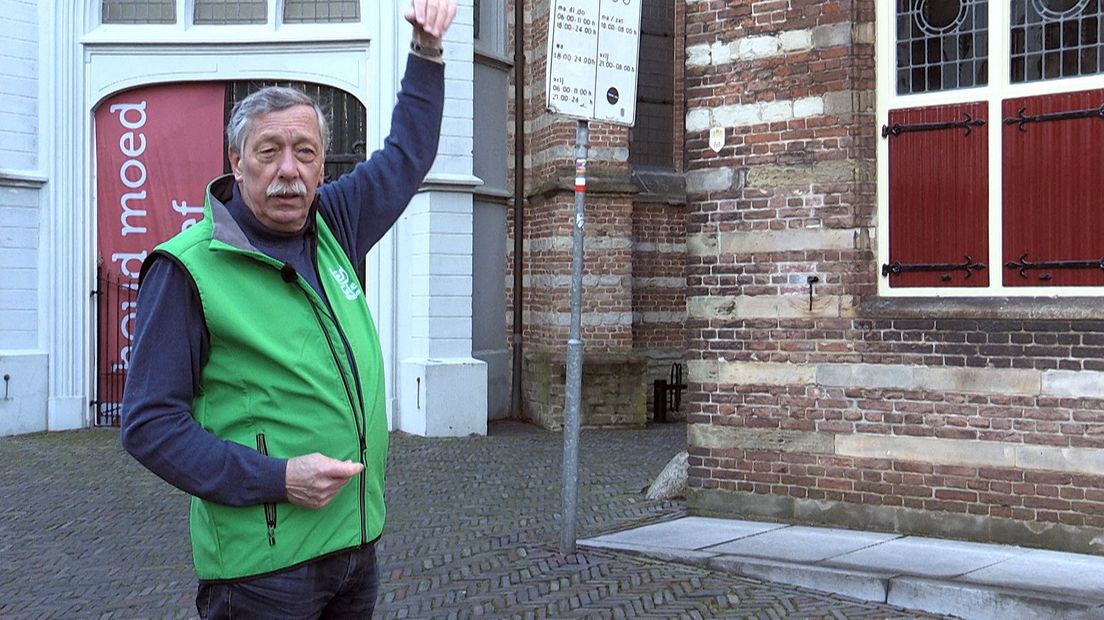 Gids Norbert Teunissen van Stadsgilde Woerden verteld een verhaal over het oude stadhuis