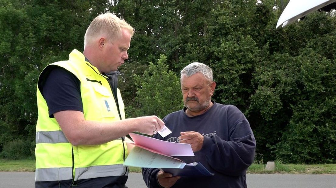 ILT-controleur Bosman met de Oekraïense chauffeur