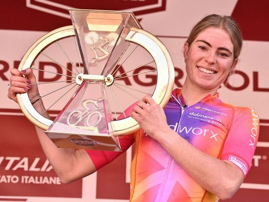 Wielrenster Demi Vollering wint Strade Bianche ondanks loslopend paard