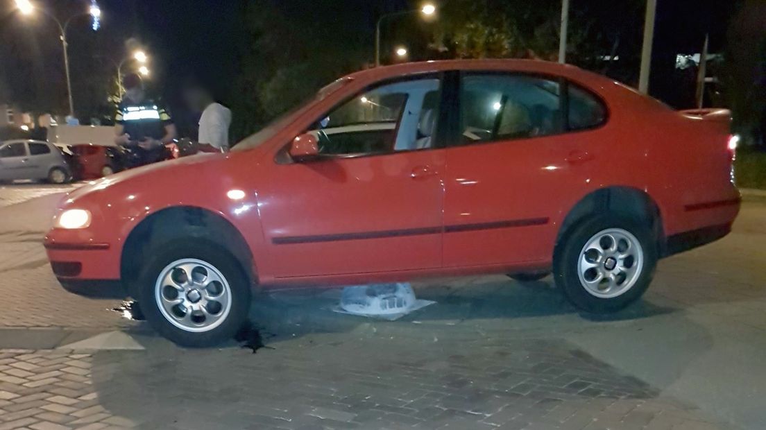 Auto zit vast op betonblok in Goes