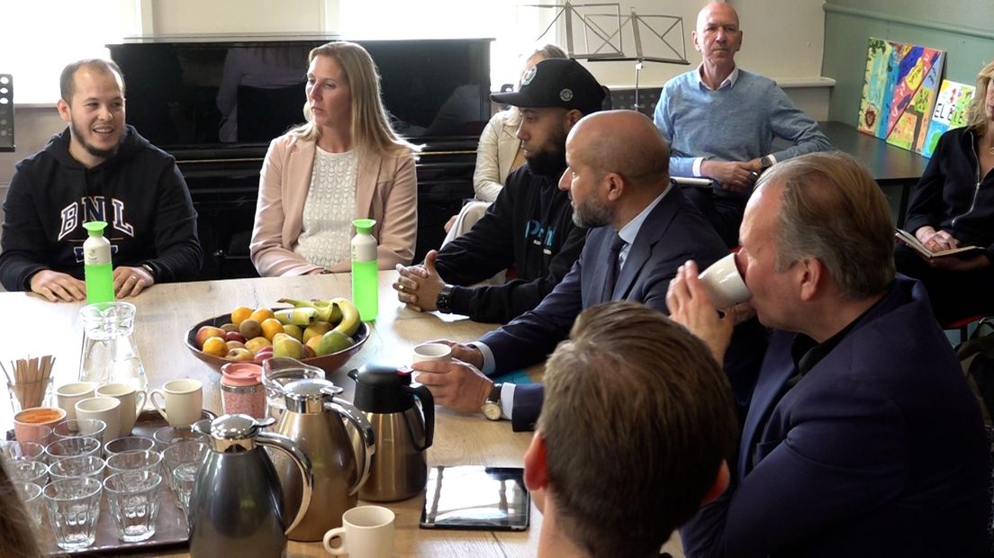 Jongerenwerkers in gesprek met de burgemeester en de minister.