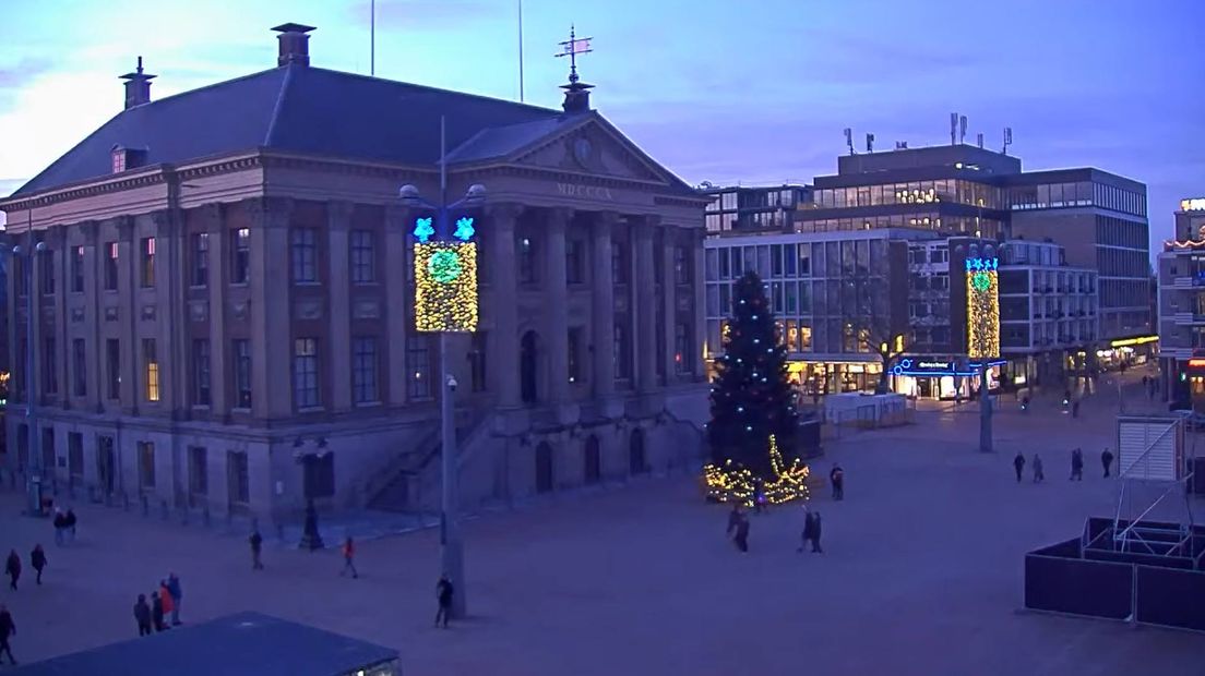 De verlichting lijkt naar beneden te zijn gezakt