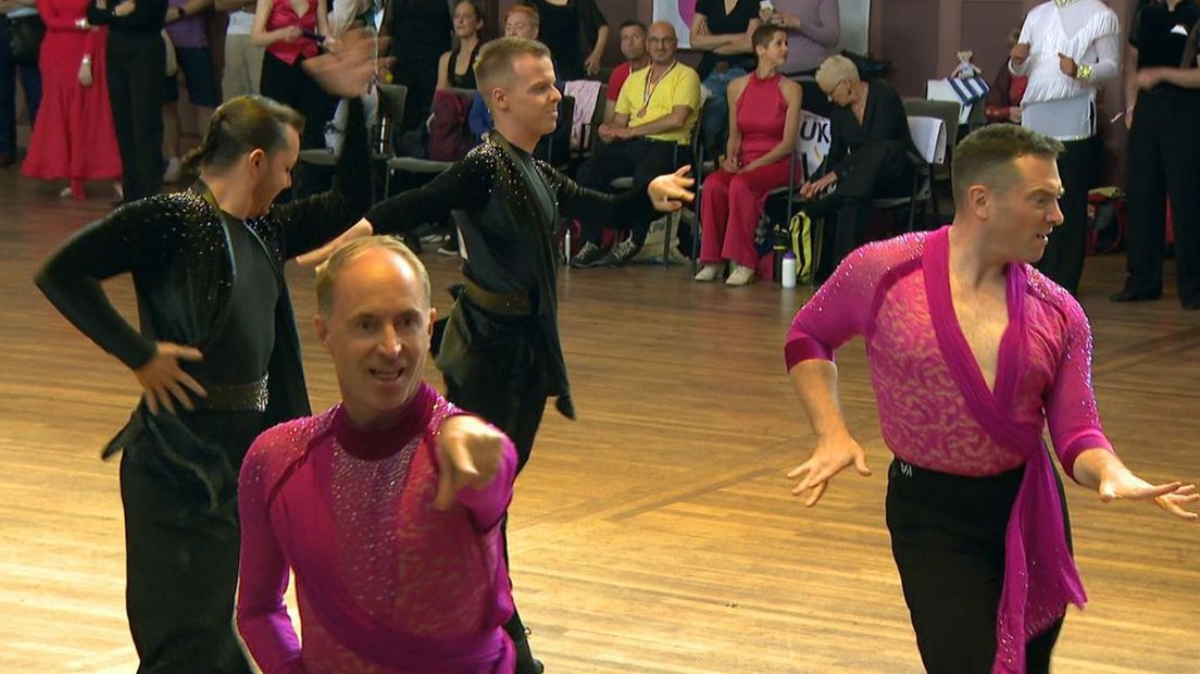 Dansende mannenparen op de EuroGames in Nijmegen.