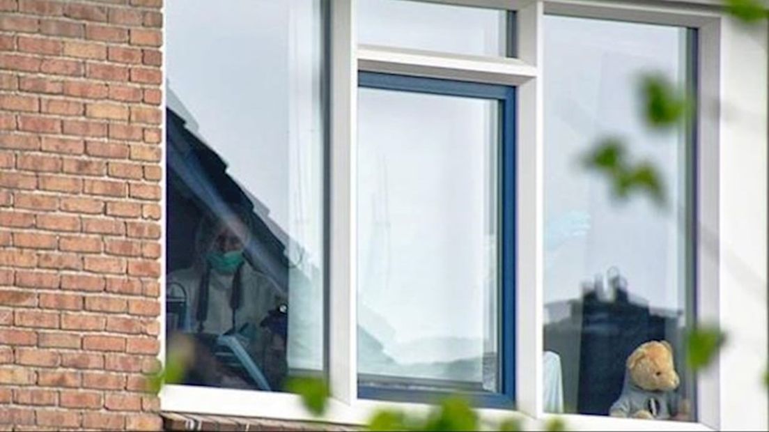 Onderzoek in de woning in Haaksbergen waar de baby overleed