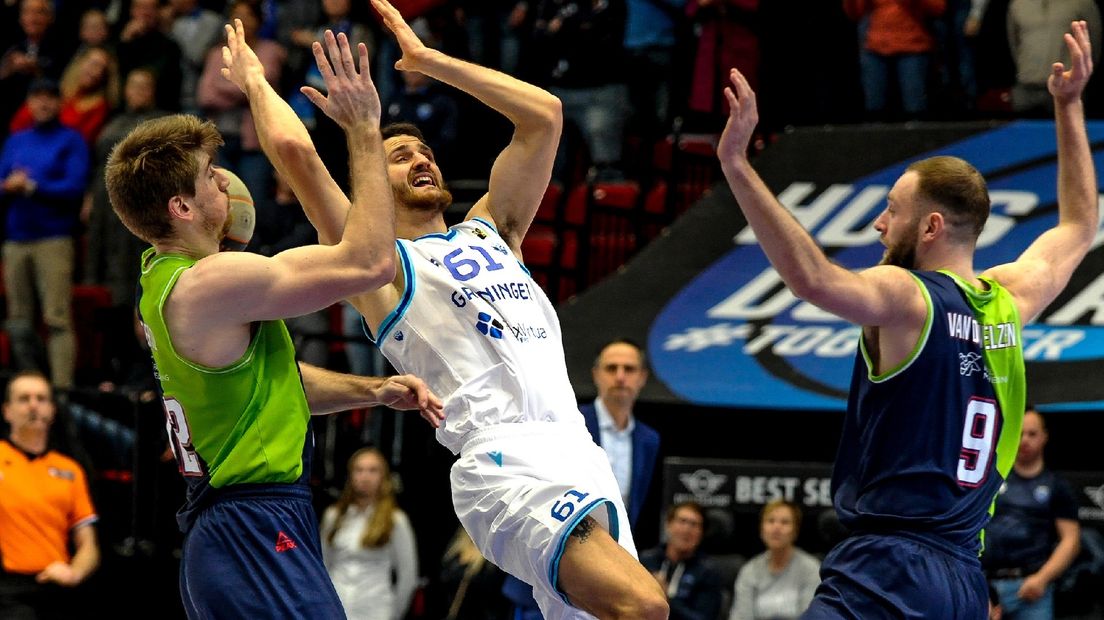 Clay Mounce in gevecht om de bal