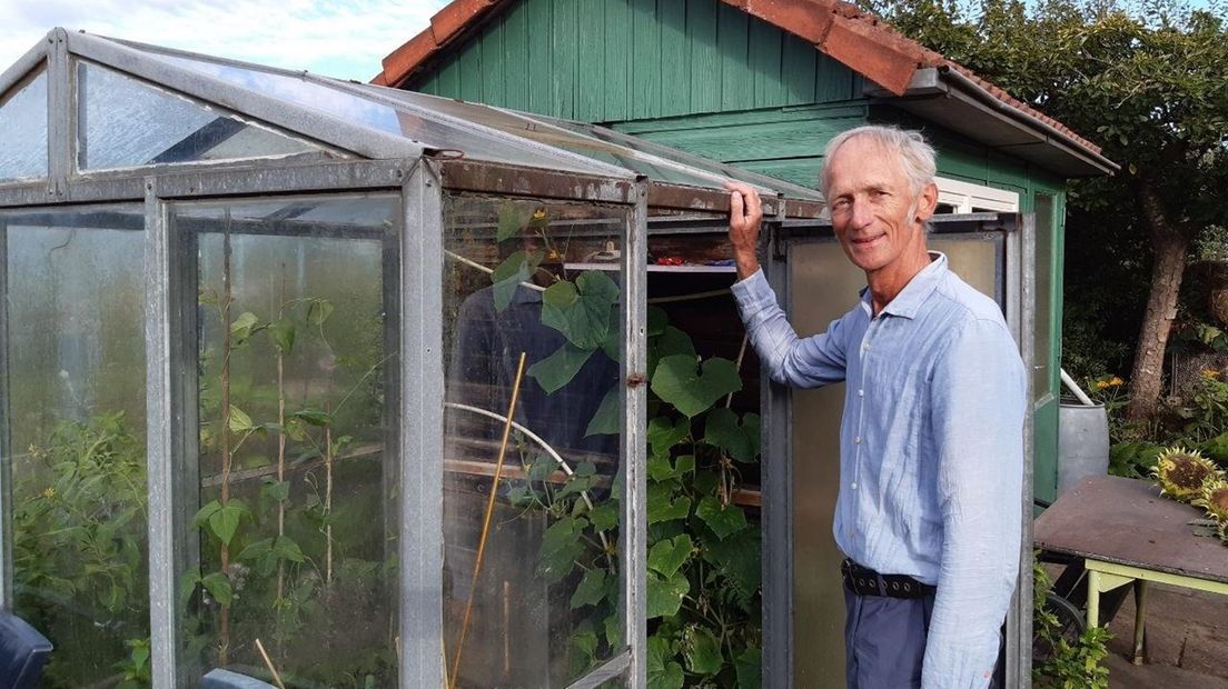 Theo de Kogel in zijn moestuin in Zwolle