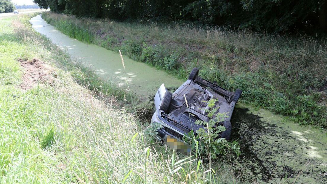 De auto raakte door onbekende oorzaak van de weg