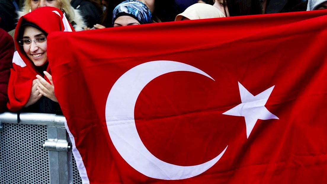 Toeschouwers met Turkse vlaggen (archief)