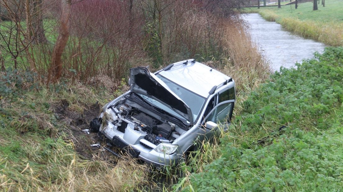 Auto belandt in de sloot
