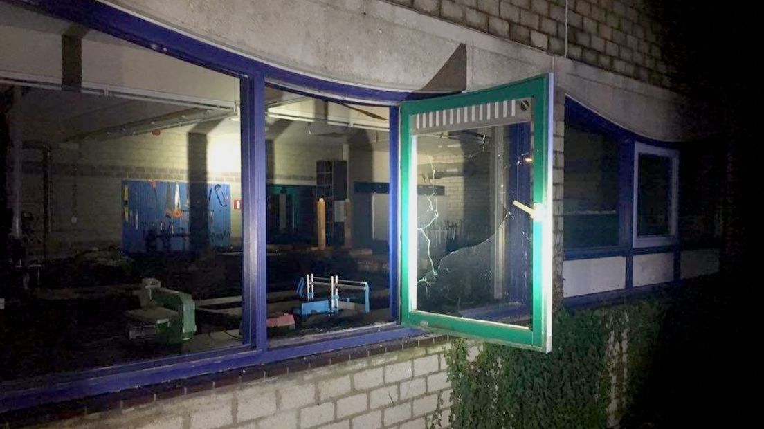 Inbrekers hebben een raam ingeslagen om binnen te komen bij deze school in Middelburg
