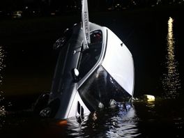 112 Nieuws: Dit gebeurde er voordat auto in kanaal belandde bij Vroomshoop