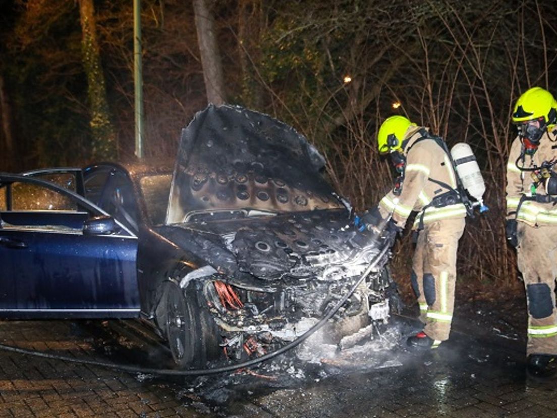Twee personen zouden de auto in brand hebben gestoken
