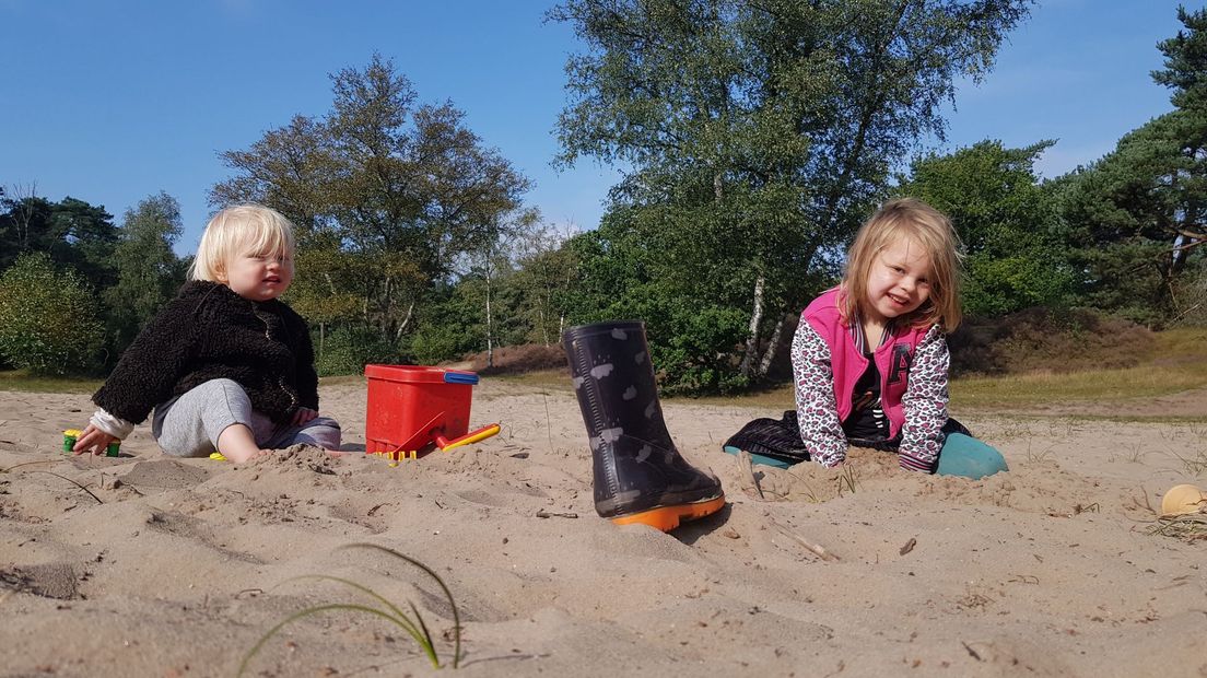 Kinderen spelen graag op de zandvlakten.