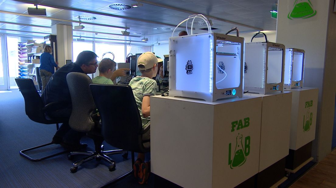 Kinderen druk aan het 3D tekenen