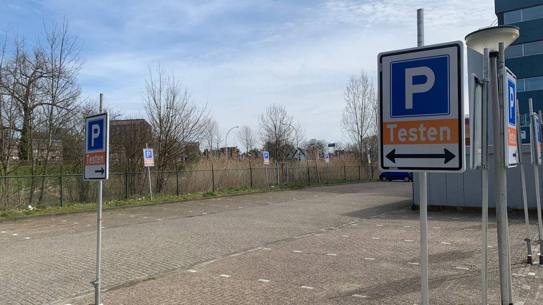 Het parkeerterrein bij de teststraat is al weken zo goed als leeg