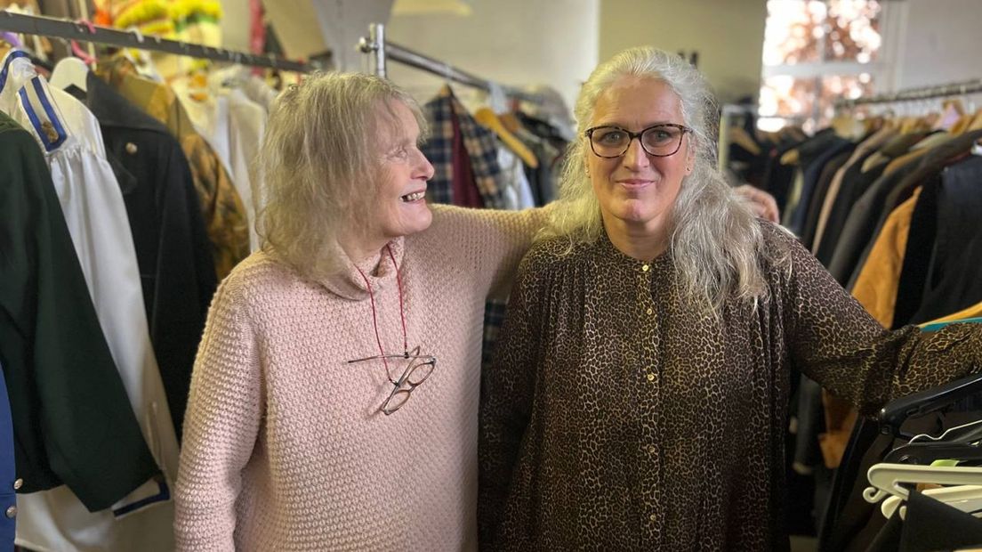 Emmy en Liesbeth (r) tussen de kledingrekken