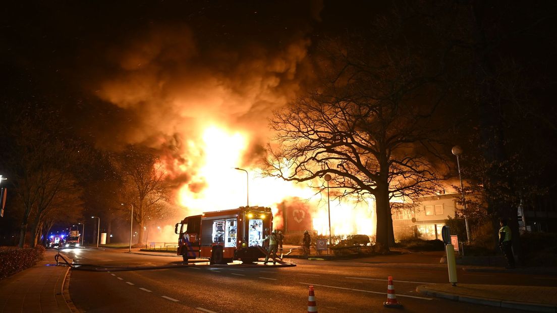 Indrukwekkend beeld van de brand in Almelo, vrijdagavond. Een bedrijfsverzamelgebouw werd in de as gelegd.