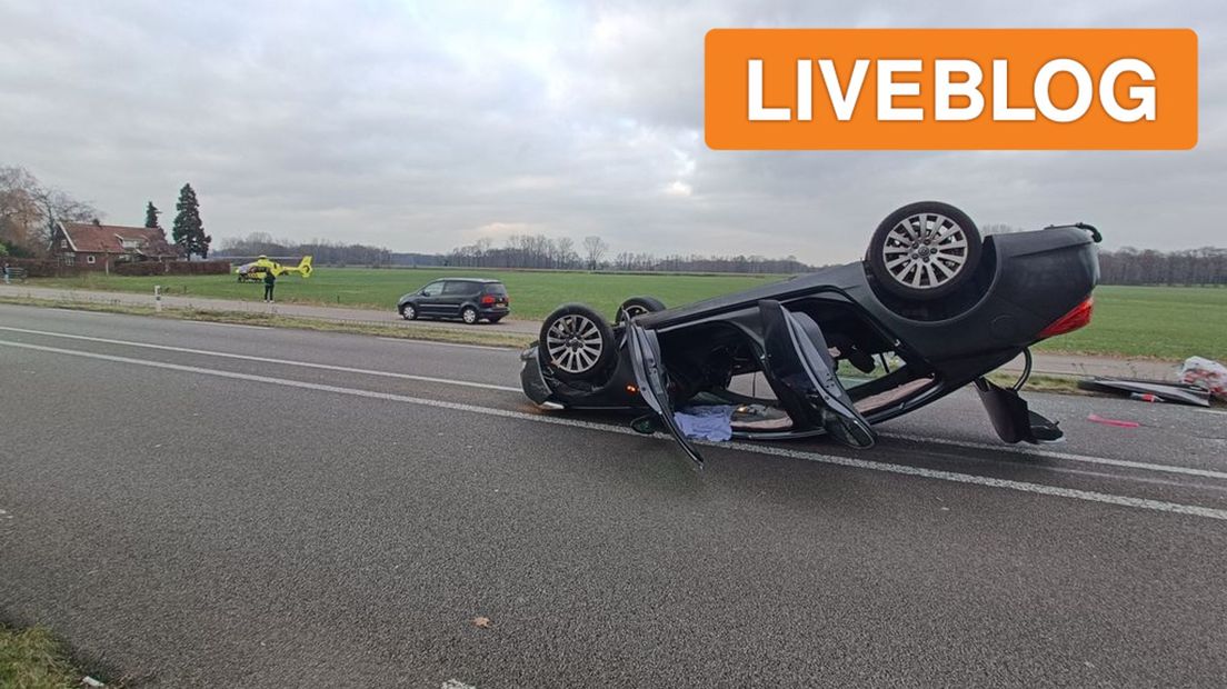 In Groenlo belandde een auto ondersteboven op de weg bij een eenzijdig ongeluk.