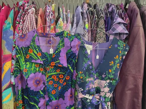 priester balkon slaap Terug naar de jaren '60, '70 en '80: vintage kleding wordt steeds  populairder - Rijnmond