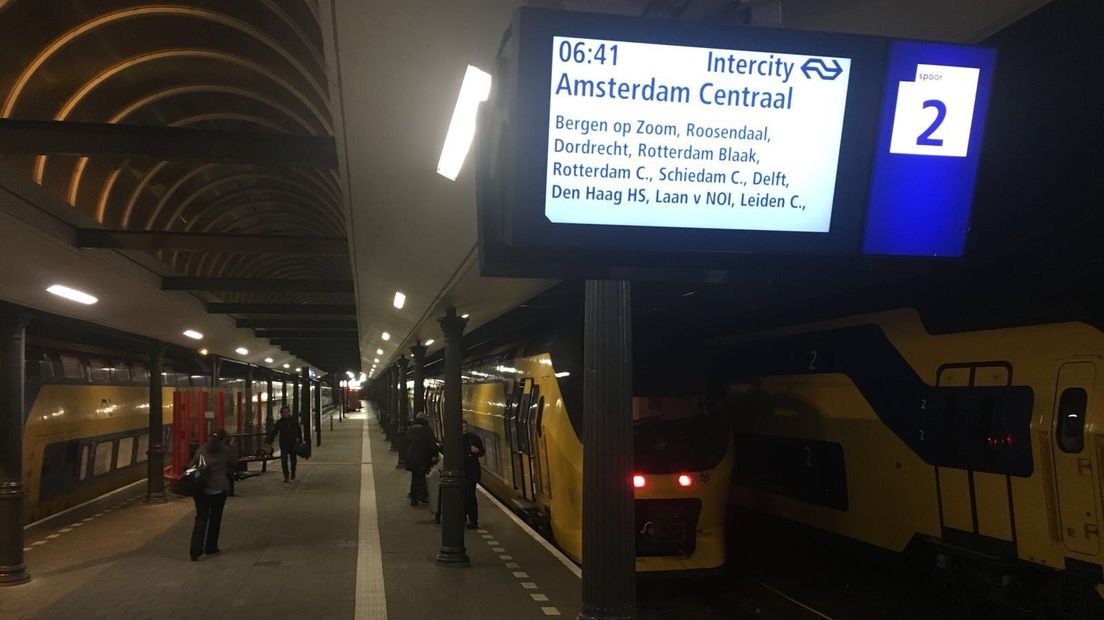 De eerste officiële spitstrein in Zeeland werd vanochtend feestelijk uitgezwaaid.
