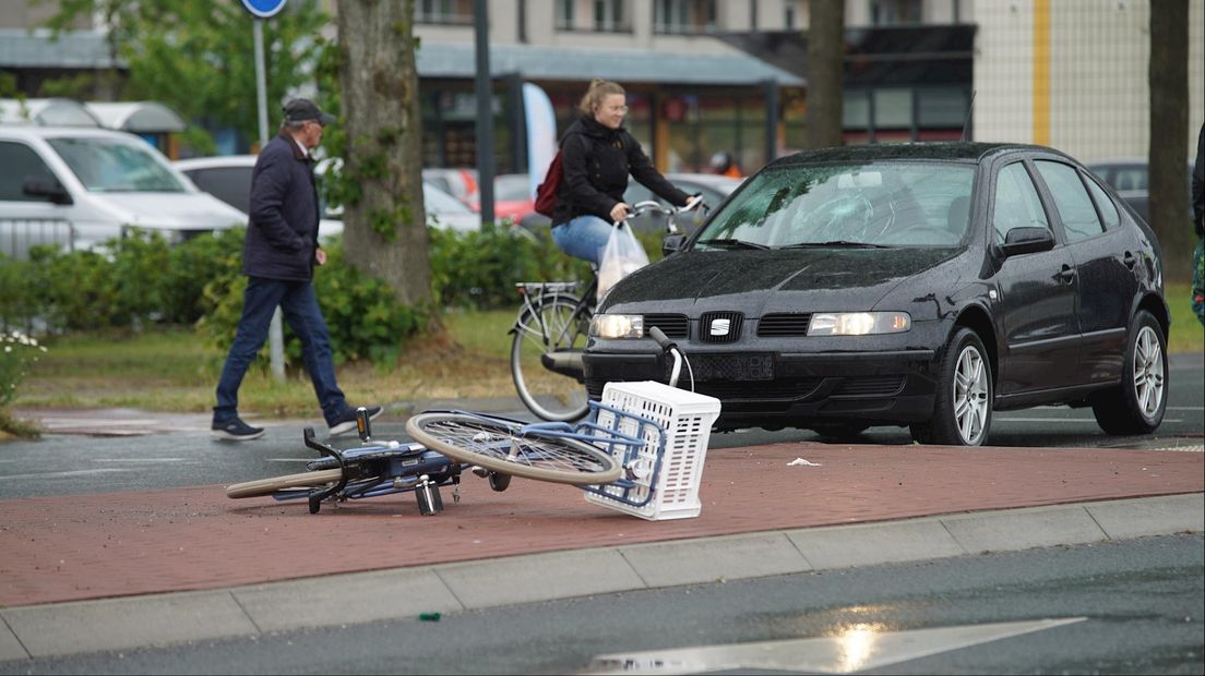De fietsster is met onbekende verwonding naar het ziekenhuis gebracht