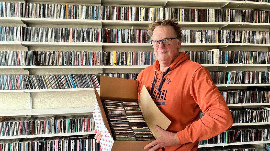 Gert Meijer uit Meppel verkoopt zijn 5000 cd's aan de 'rockdominee'