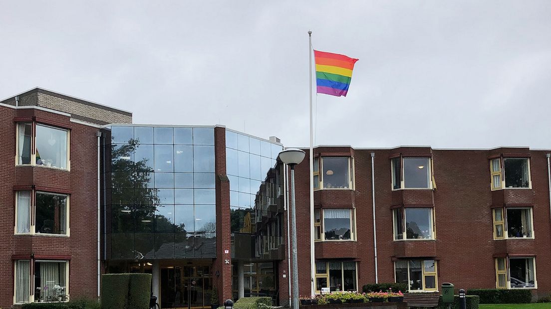 De regenboogvlag hangt uit bij de Blanckenborg