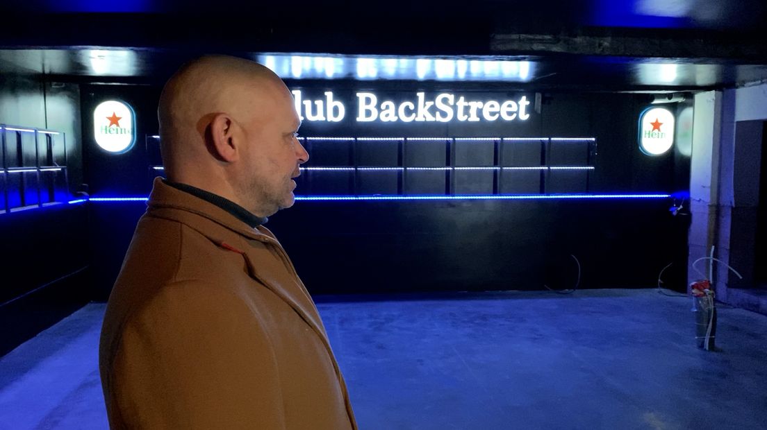 Gaby van der Hengel bij de toekomstige bar van zijn nieuwe discotheek