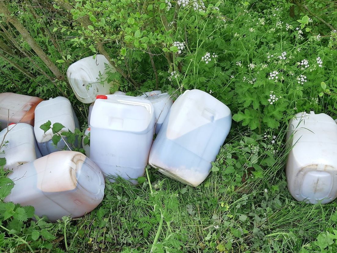 De gedumpte vaten drugsafval
