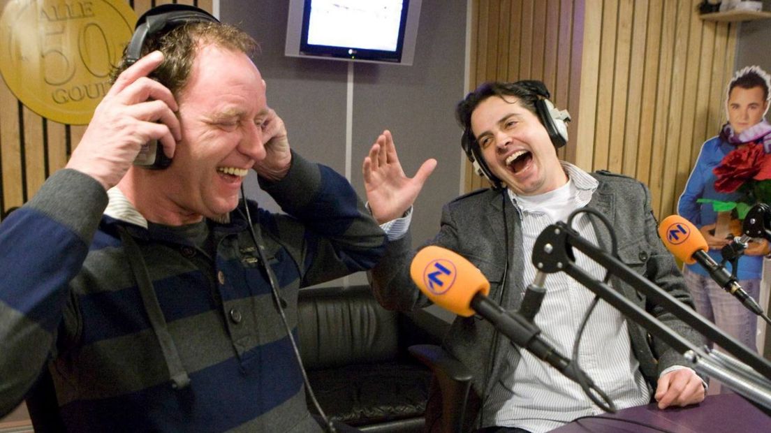 Piet Paulusma en presentator Edwin in 't Veld in de studio van Radio Noord