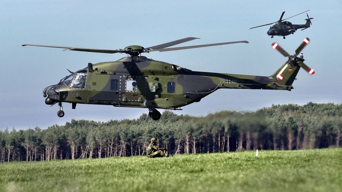 Een oefening met helikopters en infanterie op vliegbasis Deelen.