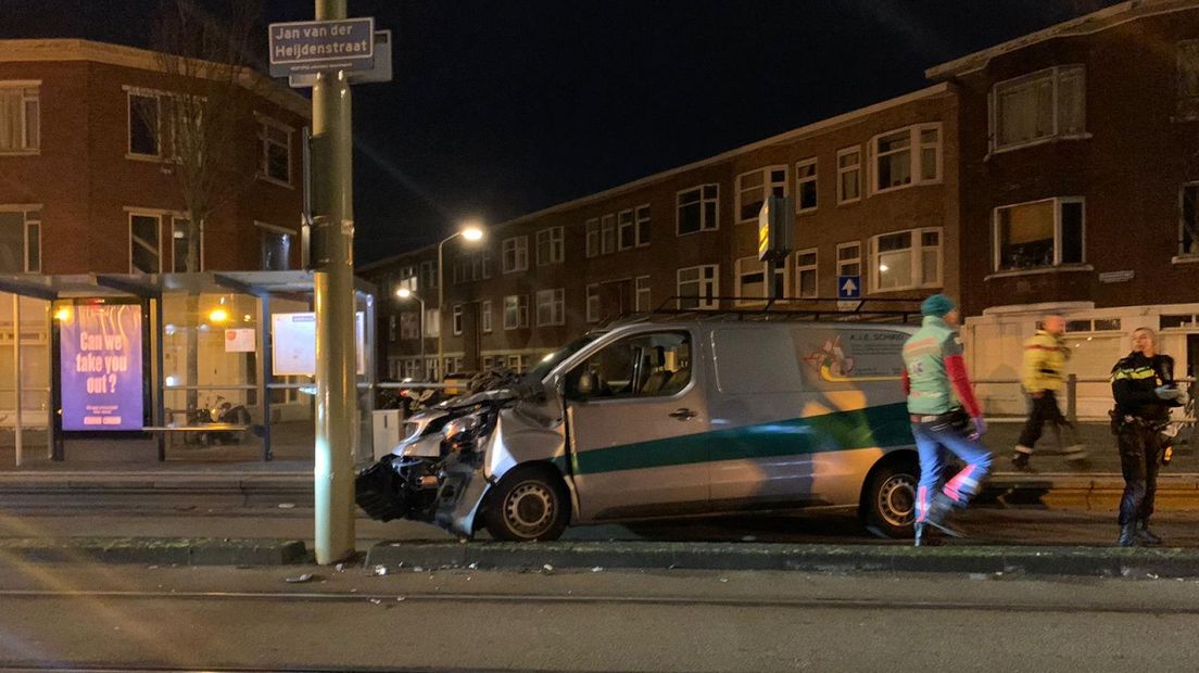 Het busje reed tegen de lantaarnpaal tussen de tramrails aan