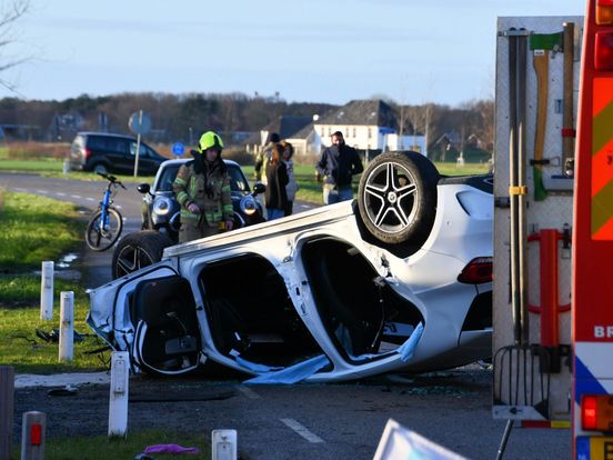 Auto over de kop, bestuurder gewond naar het ziekenhuis