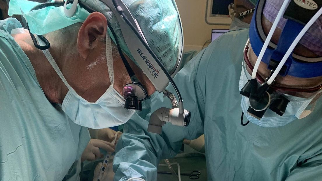Chirurgen tijdens de dubbele transplantatie
