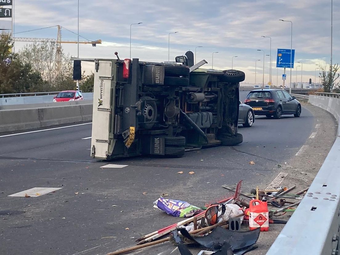 De kleine vrachtwagen kwam op zijn kant tot stilstand