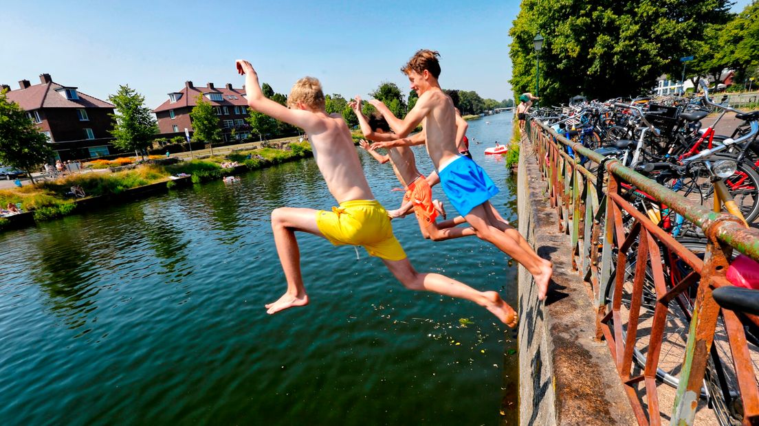 Deze jongens bij de Muntsluis hebben vooral veel lol, zij zijn nog niet echt bezig om indruk te maken op het andere geslacht. Zij zoeken gewoon verkoeling, op de snelste manier......