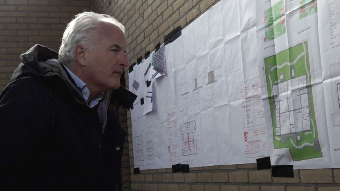 Bob Sikkes inspecteert de bouwplannen.