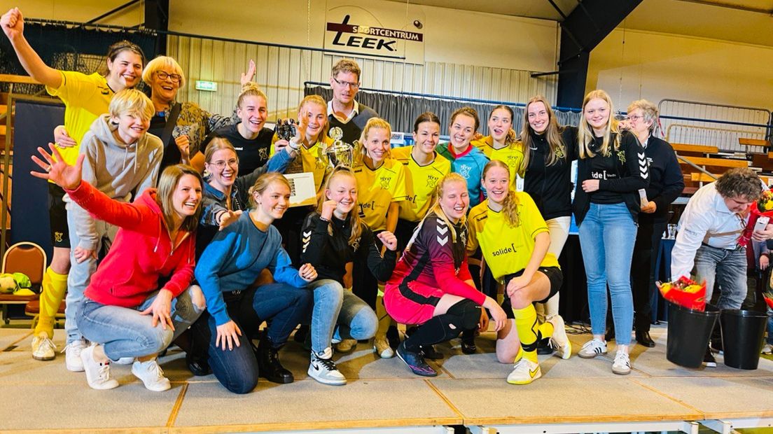 De vrouwen van VEV '67 hebben de beker te pakken
