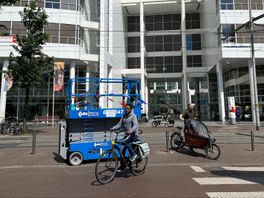 Politici klagen tevergeefs over blauwe hoogwerker op fietsroute voor het stadhuis