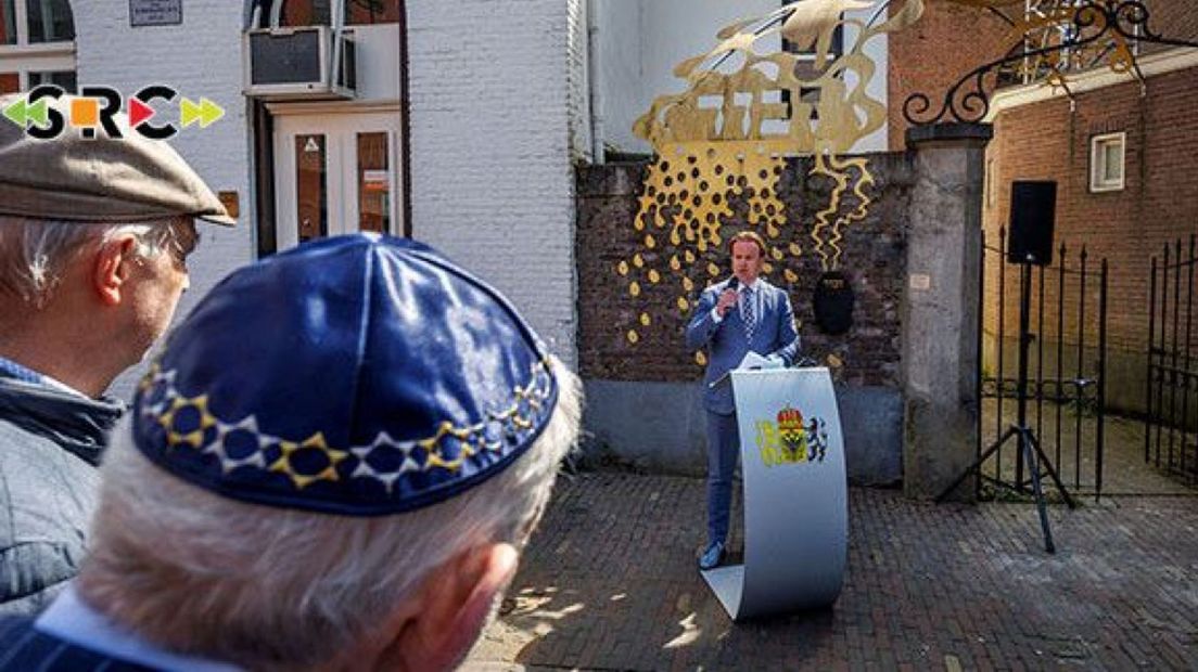 Wethouder Frank Groen sprak de aanwezigen tijdens de heropening van het Joods Monument toe