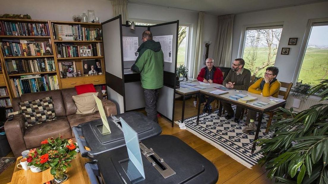 Het kleinste stemburea van Nederland, in Marle, tijdens een eerdere verkiezing.