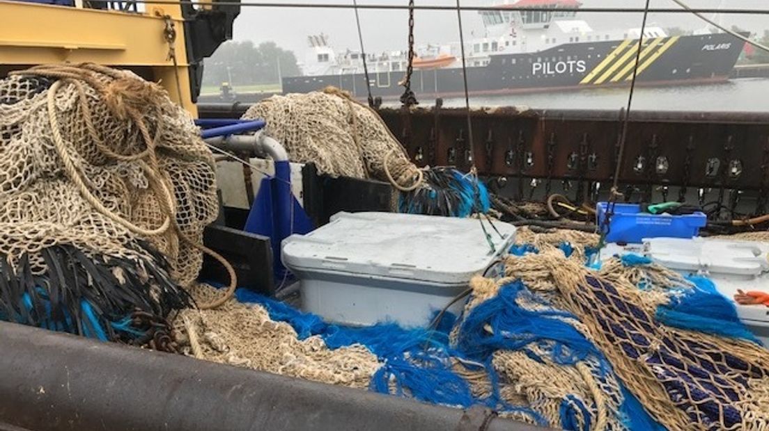 Toen de inspecteurs de illegale netten en de gevangen vis in beslag namen, gooide de schipper ze overboord.