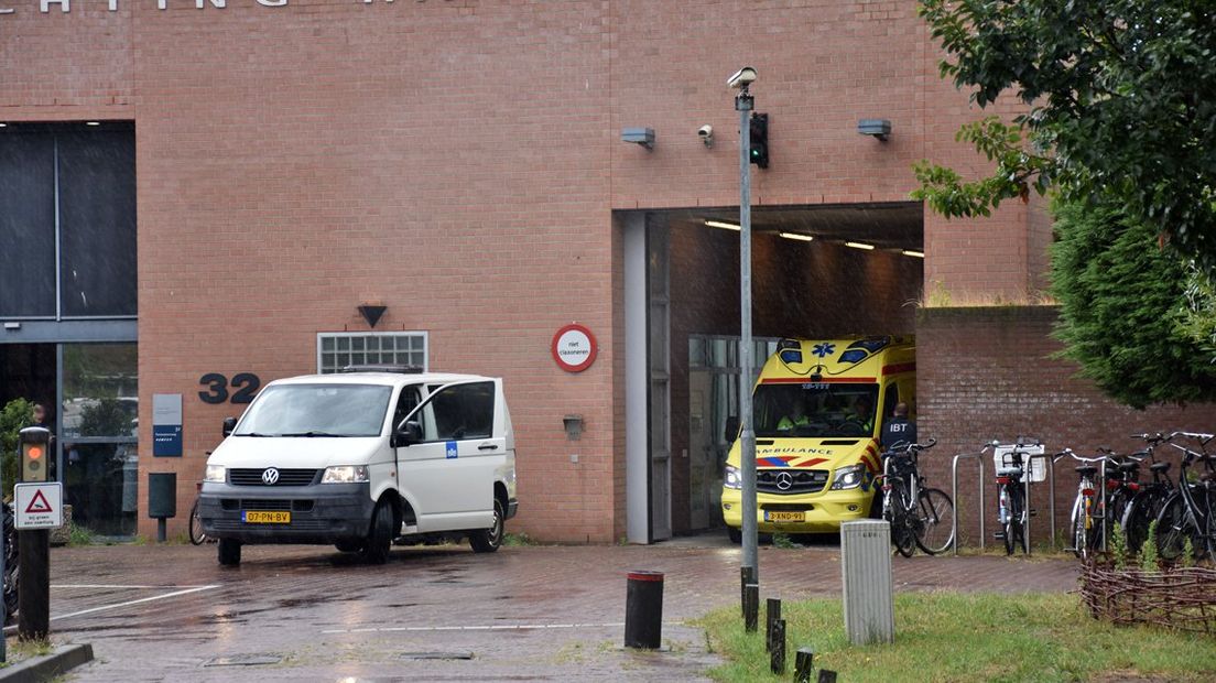 De gevangene is naar het ziekenhuis gebracht.