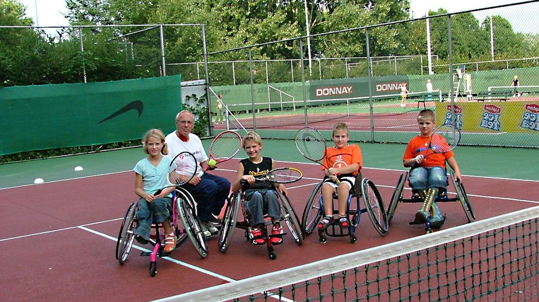 Diede de Groot (links) krijgt op zevenjarige leeftijd tennisles van Gerard van Leusden (schuinachter Diede) in Lunetten