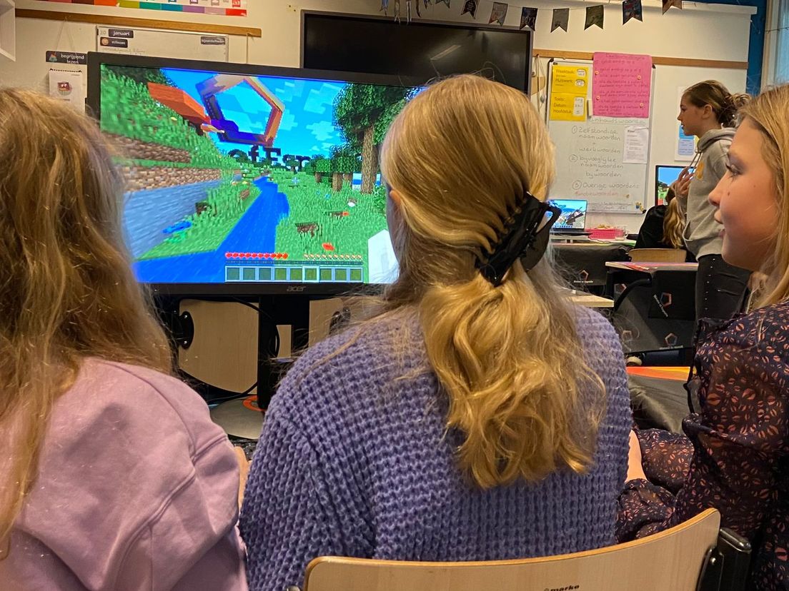 leerlingen van groep 8 van de Nobelaer spelen Minecraft Floods