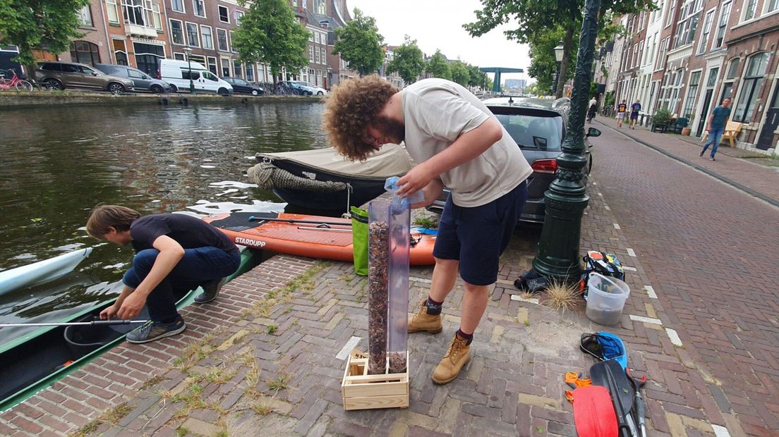 Vrijwilligers verzamelen de sigarettenpeuken