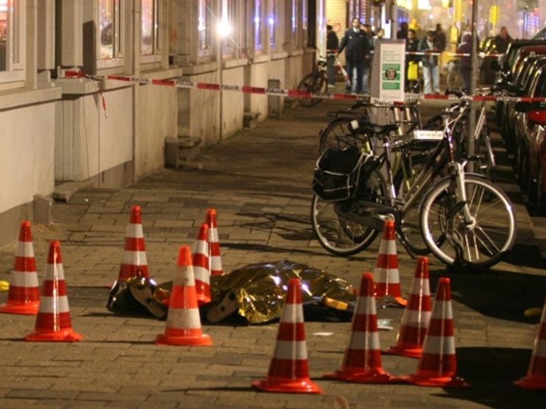 Het slachtoffer na de schietpartij op de Pleinweg in Rotterdam | Foto MediaTV