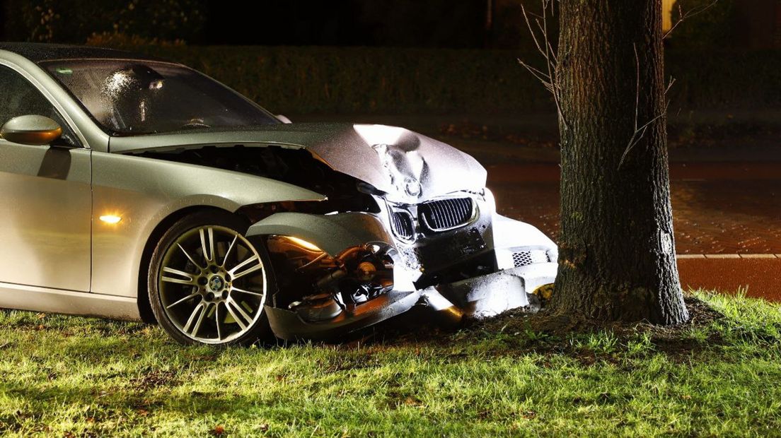 BMW fors beschadigd na botsing tegen boom
